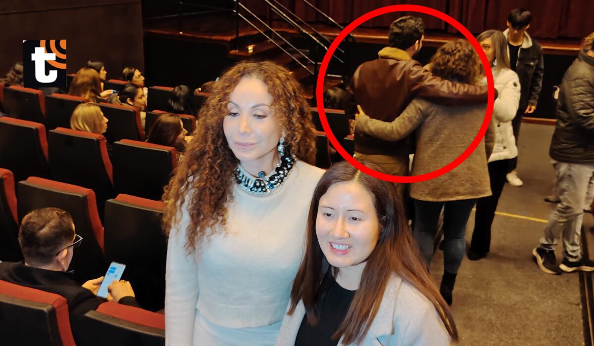 Janet Barboza y pocos metros, de espaldas, Rodrigo González. Foto: Carla Chevez.