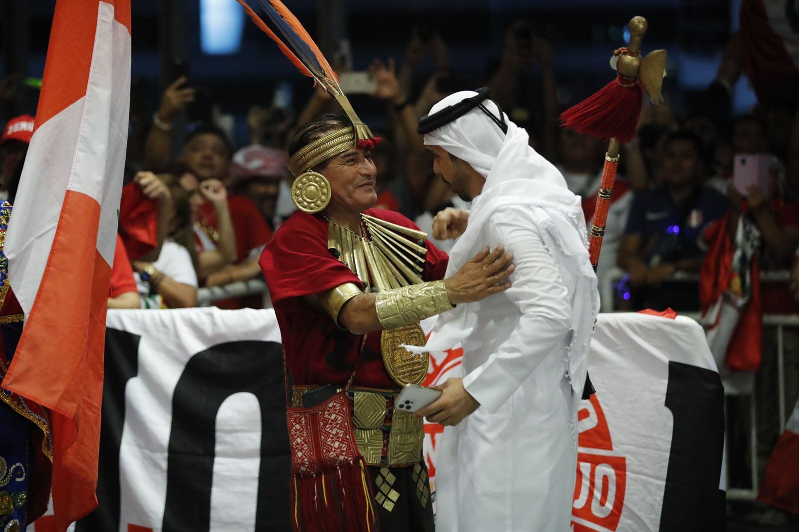 El abrazo entre Qatar y Perú a poco del repechaje mundialista frente a Australia . Fotos: Daniel Apuy / @photo.gec
