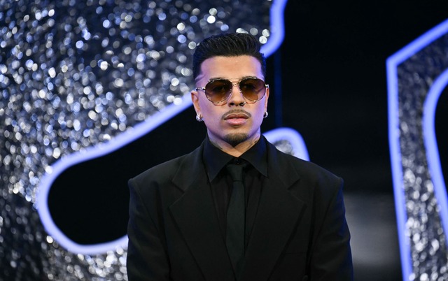 Rauw Alejandro en la alfombra roja de los MTV VMAs Video Music Awards. (Foto: AFP)