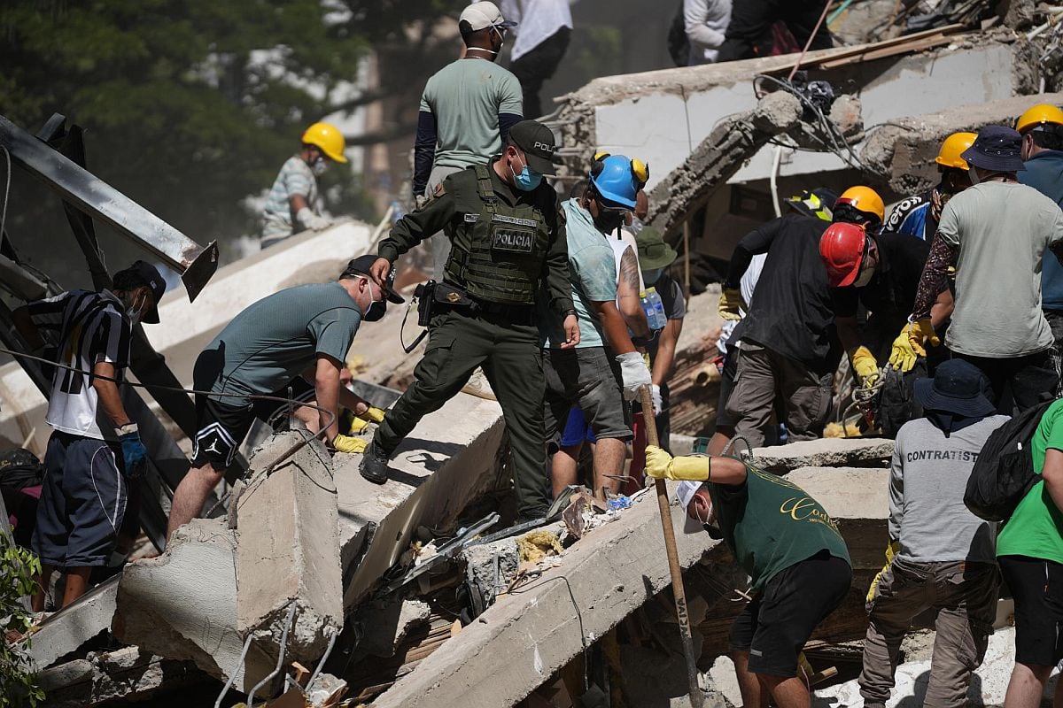 Personas trabajan en labores de rescate en una edificación colapsada por el terremoto de magnitud 7,4 que sacudió al país este lunes, en Cali (Colombia) | Foto: EFE/ Ernesto Guzmán Jr