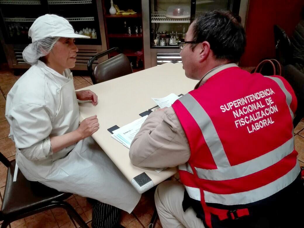 Sunafil atendiendo a trabajadora (Foto: Sunafil)