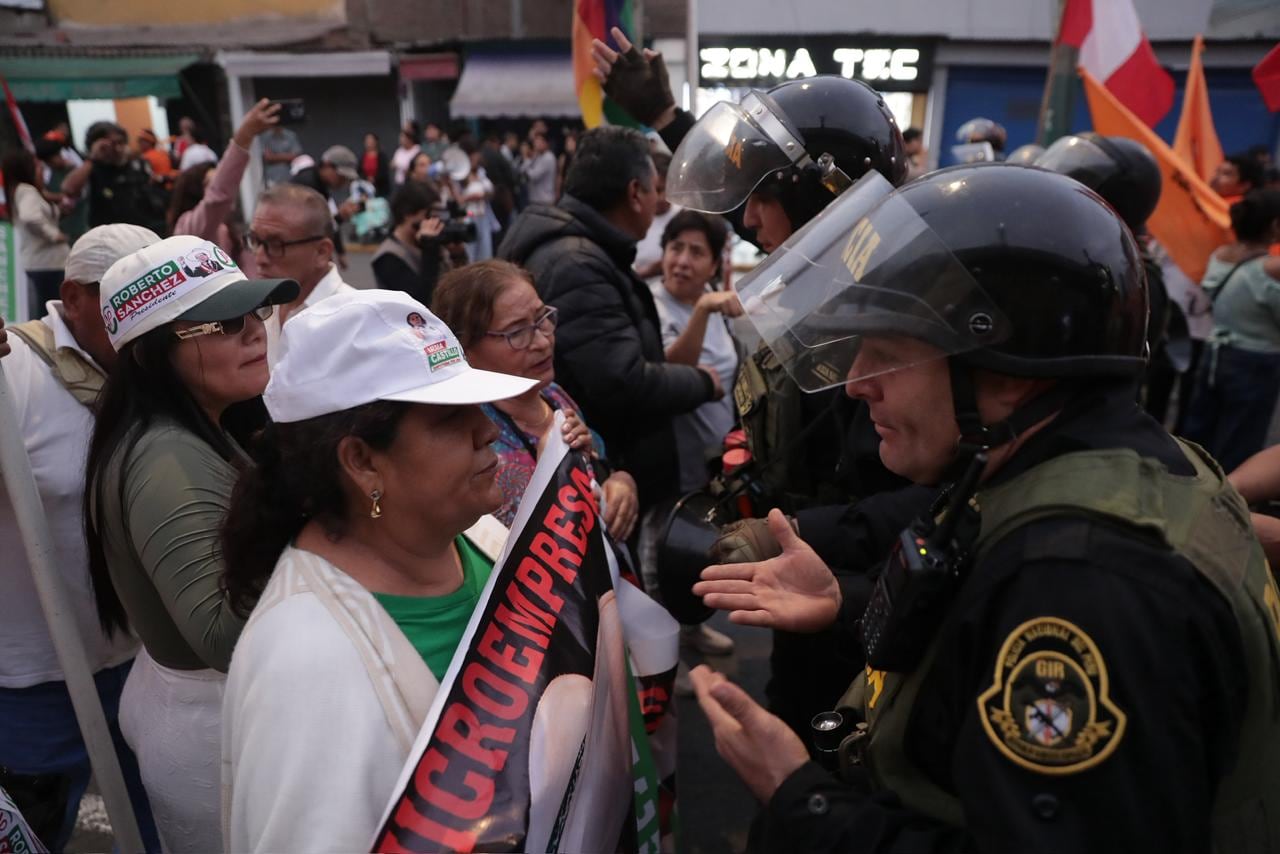 Policía evitó que el hecho llegue a mayores. (Julio Reaños /@gec)