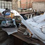 Fuertes vientos derriban paneles, y techos y dejan calles sin luz en Tacna