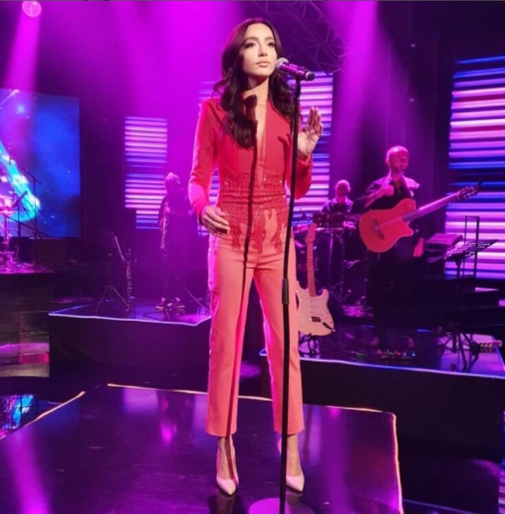 Öykü Gürman también demuestra su talento en el canto (Foto: Öykü Gürman / Instagram)