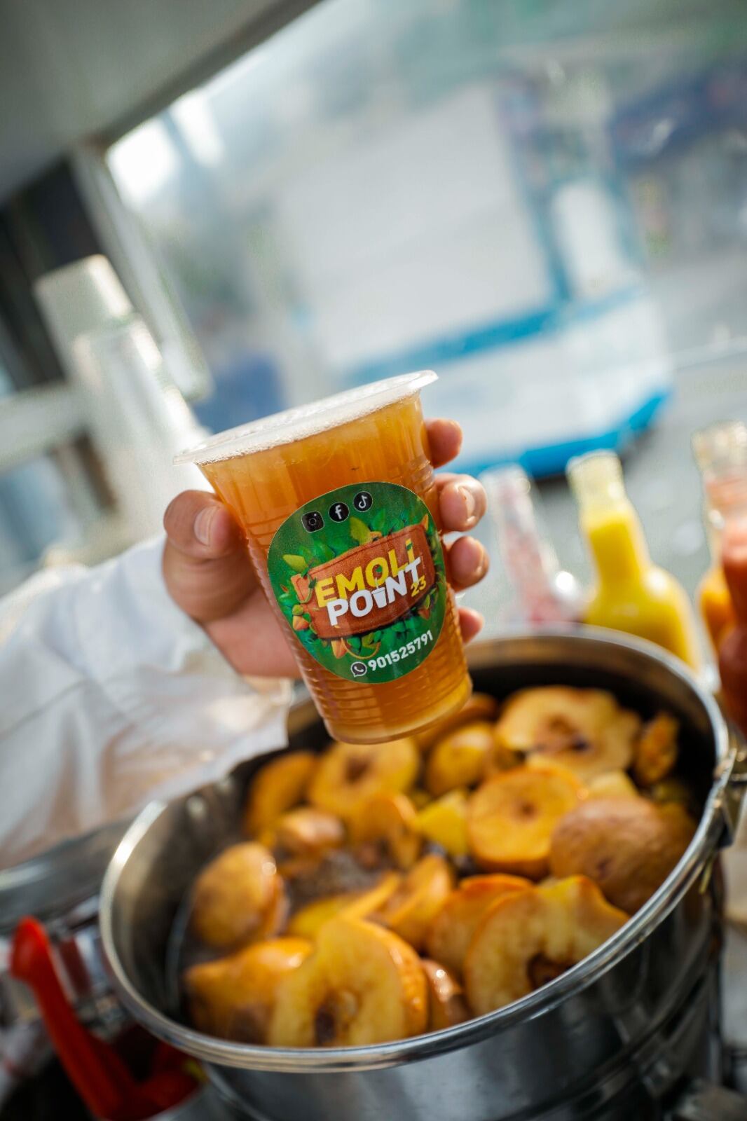 César prepara varias versiones de emolientes frutales. Tiene hasta de Pitahaya.
Foto: Joel Alonzo.