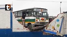 Accidente en Mi Perú: bus se despista, impacta y destruye pared de colegio