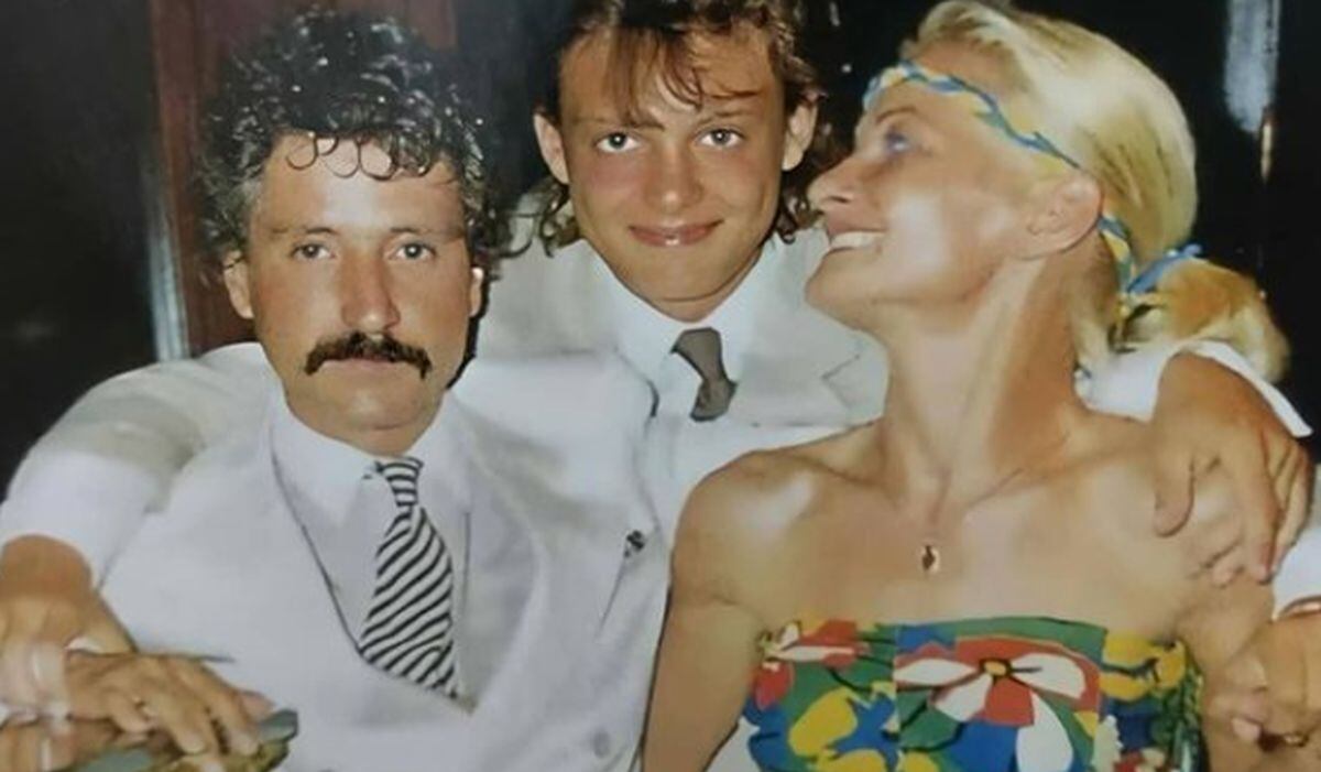 El 'Sol de México' junto a sus padres. (Foto: @lmxlmiguel / Instagram)