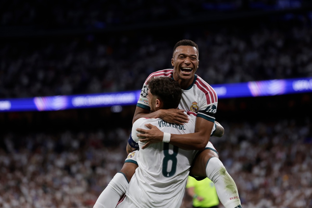 Celebra el Real Madrid. Valverde y Mbappé marcaron los goles del cuadro local. Foto: EFE/Juanjo Martín