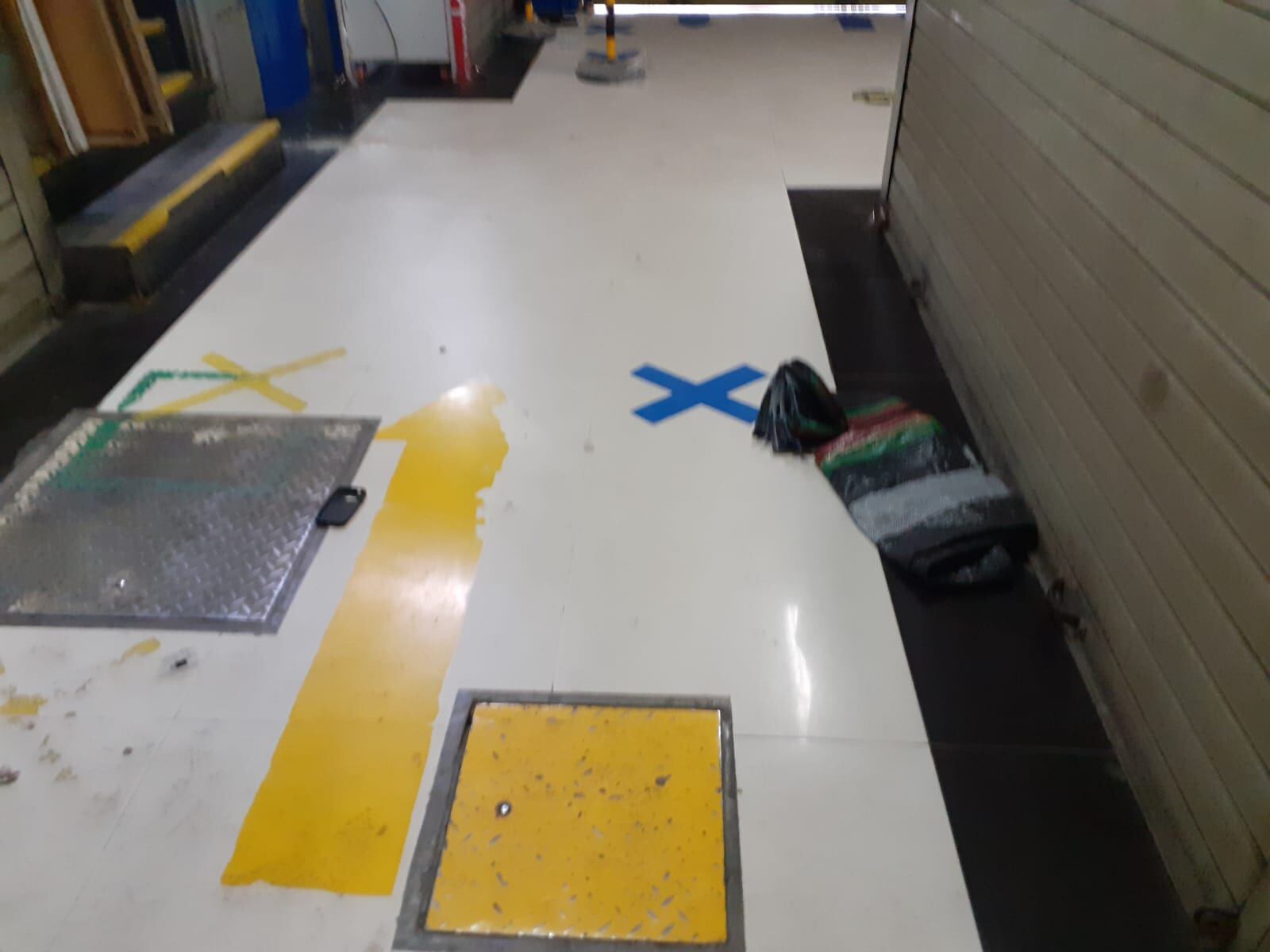 Cuatro delincuentes armados se escondieron dentro de mostradores de ropa, salieron por la madrugada y encañonaron a dos vigilantes de la galería 'Minimarket Santa Rosa' para robar celulares de alta gama de 24 tiendas en una galería. (foto: Mónica Rochabrum)