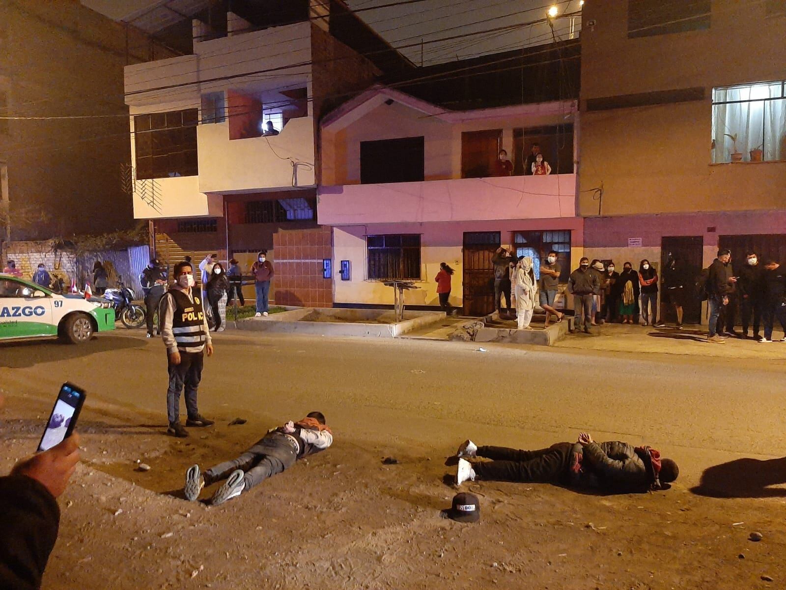 Tres delincuentes fueron detenidos y dos lograron huir a bordo de una minivan (PNP)