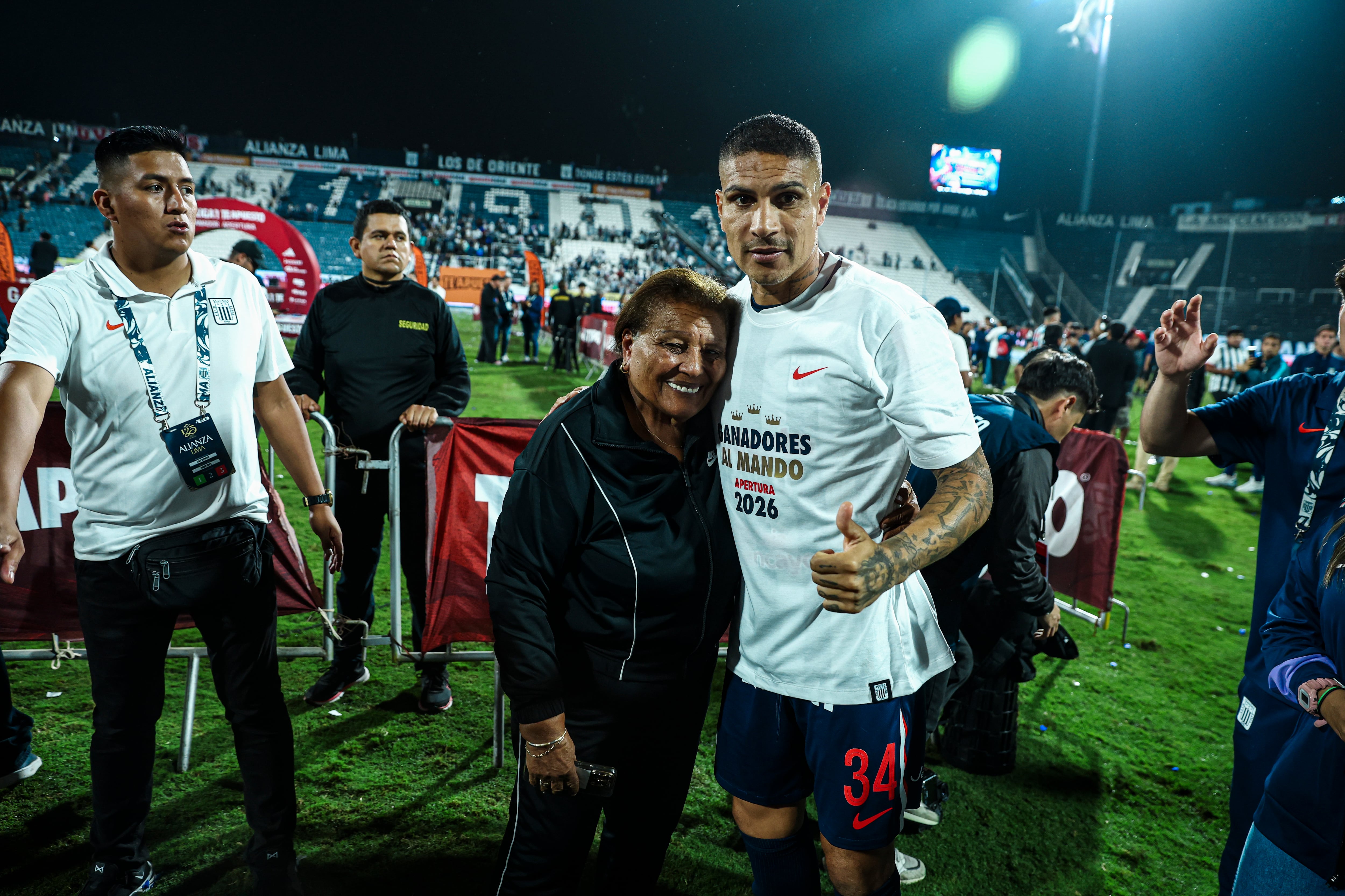Doña Peta y Paolo Guerrero. Foto: Giancarlo Ávila/@photo.gec