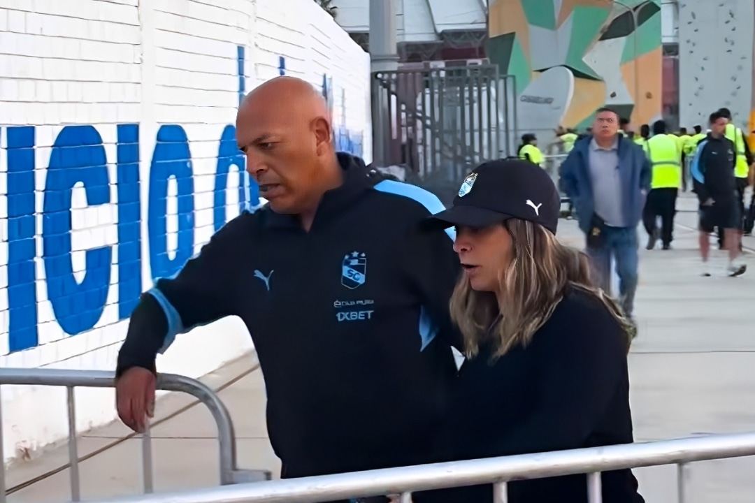 Roberto Mosquera se retira molesto al no poder brindar conferencia de prensa (Foto: @NKADIGITALTV)