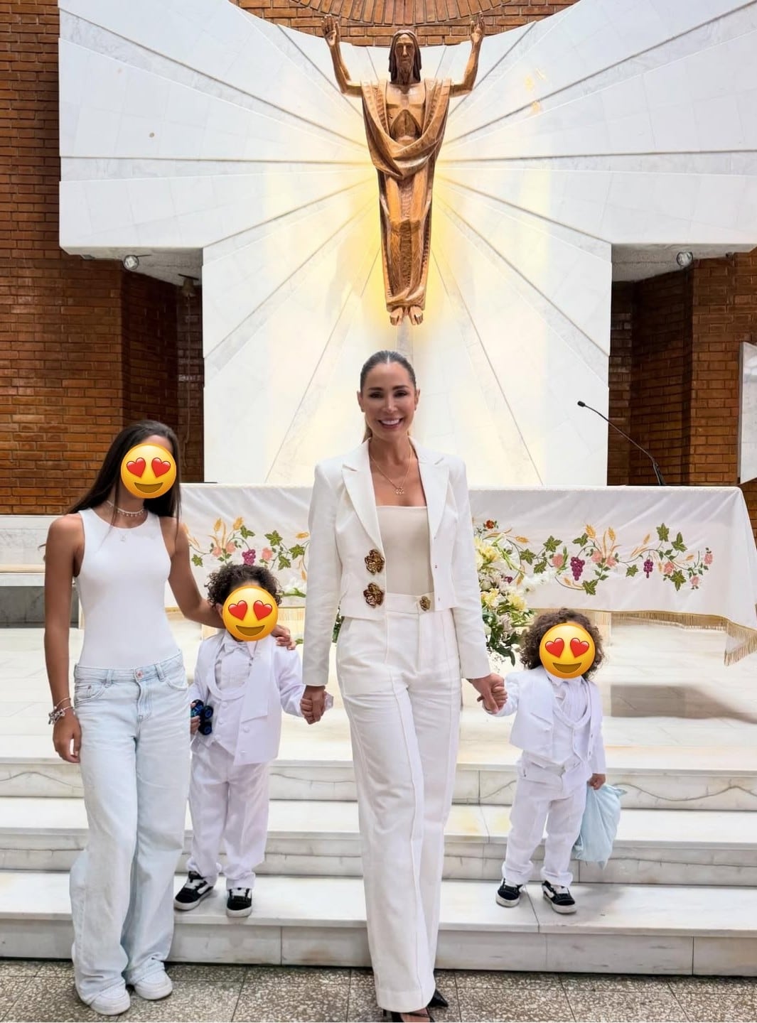 TROME - Paolo Guerrero y su novia celebran el bautizo de sus hijos.