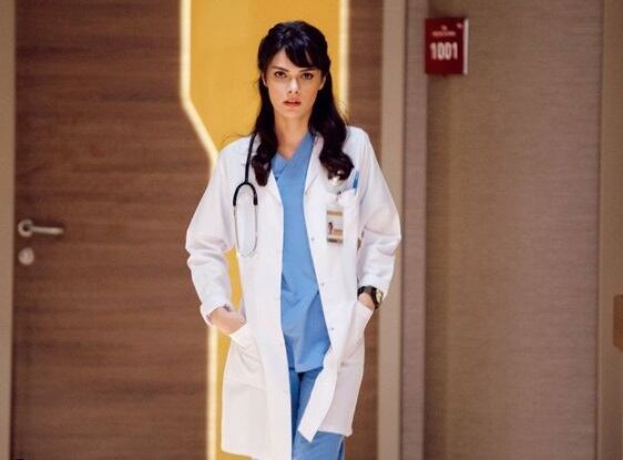 Sinem Ünsal se hizo conocida internacionalmente por su papel de Nazli, la pareja de Ali Vefa y asistente de cirugía del hospital Berhayat (Foto: Sinem Ünsal / Instagram)