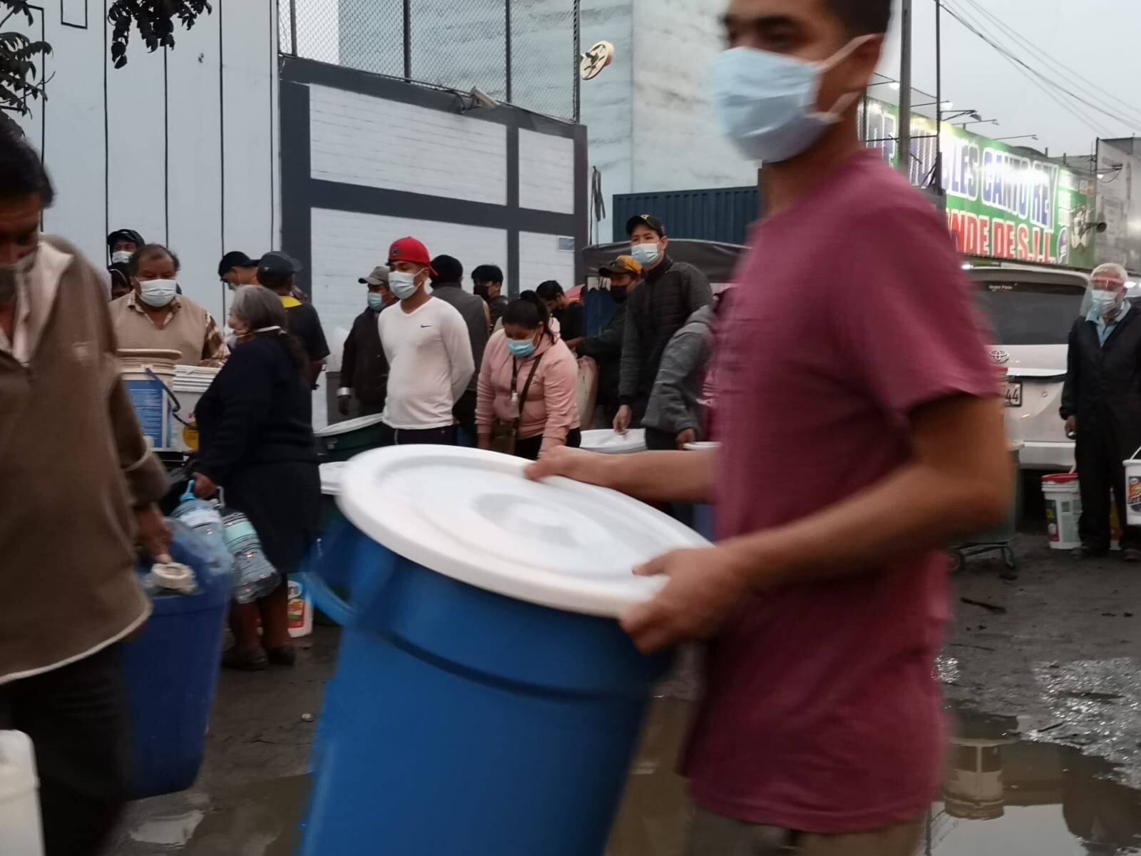 Las familias acuden todos los días hasta los puntos de distribución de agua en San Juan de Lurigancho. (Foto:GEC)
