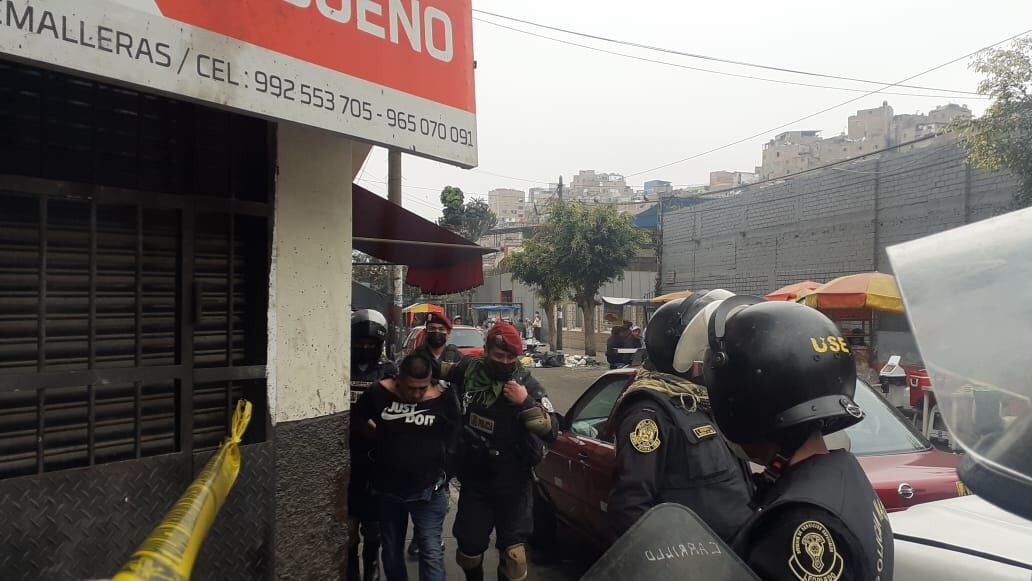 Policías del Escuadrón de Emergencia Centro intervinieron a presuntos miembros de la banda ‘Los Fierreros de San Jacinto’. (fotos: Mónica Rochabrum/Trome)