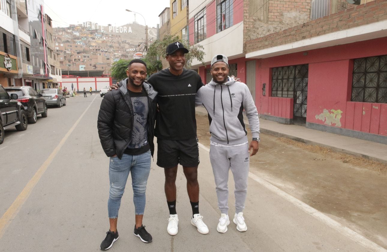 Cuto Guadalupe en las grabaciones del programa con los hermanos Guizasola,