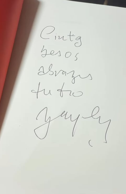 Jaime Bayly le firmó libro de Cint G en 'La Feria del Libro'.