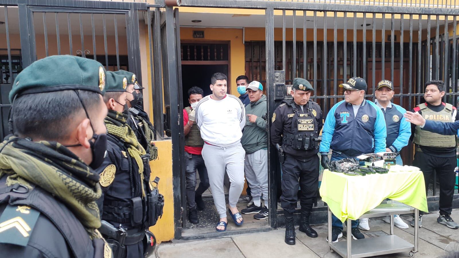 Sujeto venezolano es atrapado en su departamento con drogas sintéticas, armas y municiones. (fotos: Mónica Rochabrum/trome)