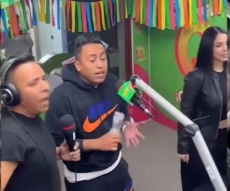 Christian Cueva canta con Pamela Franco