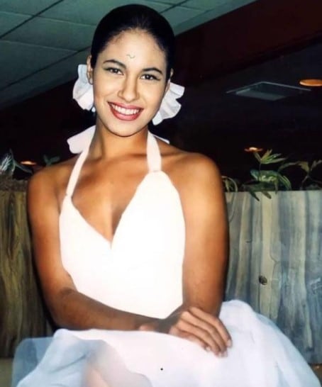 Se trata de un vestido con un toque romántico con un escote en pico atado al cuello con una cinta que deja al descubierto la espalda (Foto: Fan club de Selena Quintanilla / Instagram)