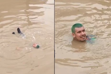 Villa María del Triunfo: Sujeto se zambulle y nada en medio de la inundación del bypass Nueva Esperanza |...