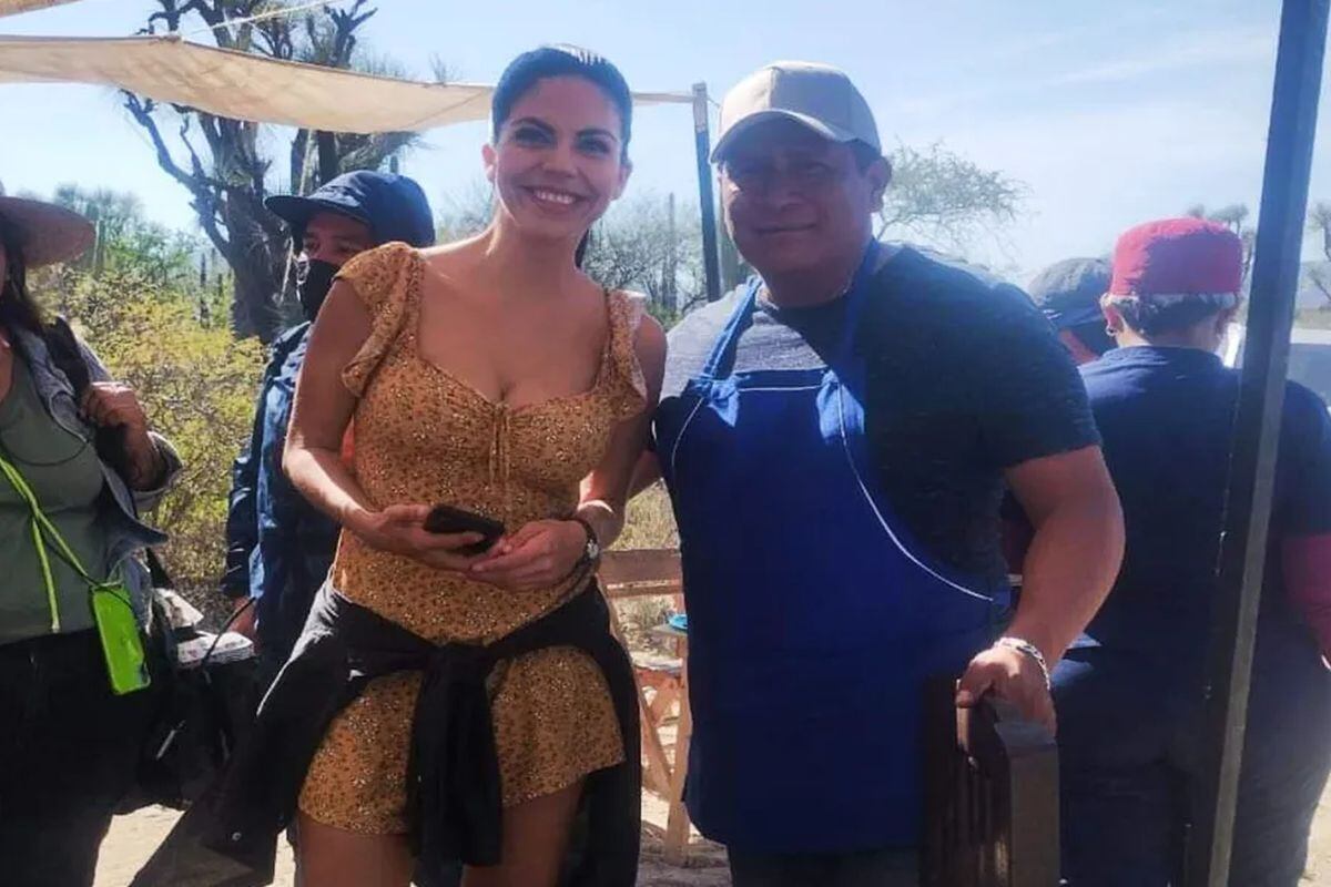 África Zavala en grabación de "El señor de los cielos 8" en Puebla (Foto: Ayuntamiento de Zapotitlán Salinas | Facebook)