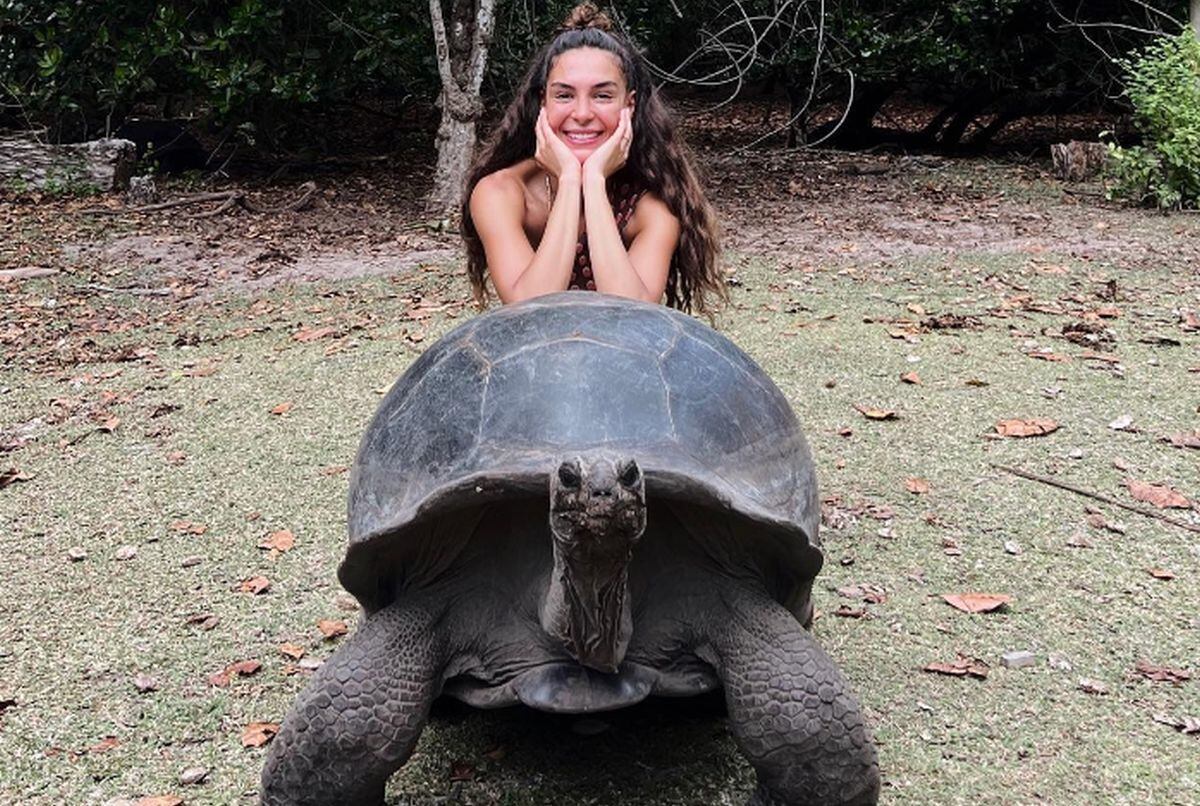 Ebru Şahin posa con tortugas gigantes en África (Foto: Ebru Şahin/Instagram)