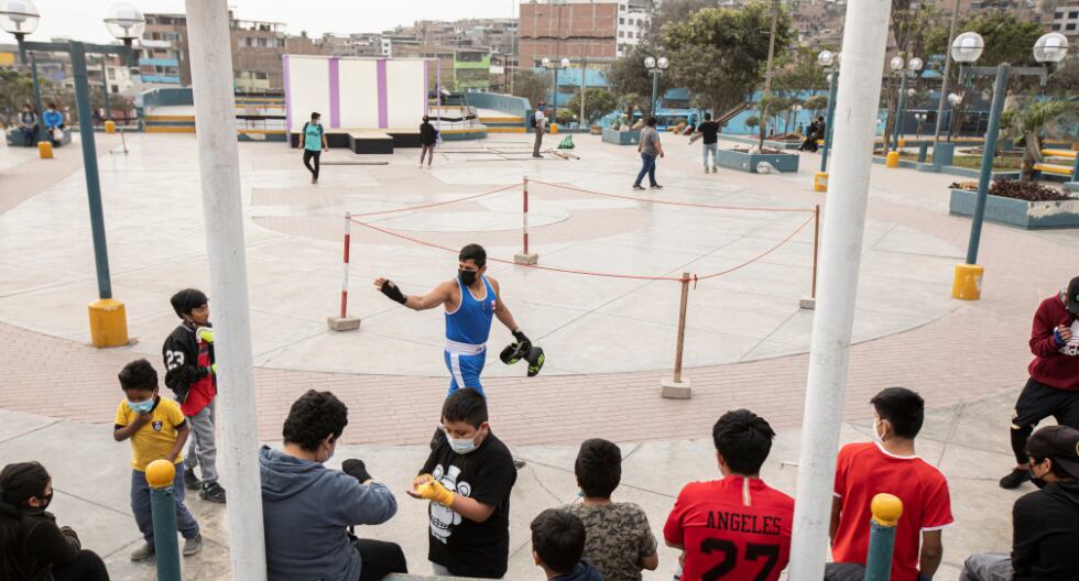 En las tardes Erick se dedica a enseñar boxeo y fomentar este deporte. (Foto: GEC/ José Rojas)