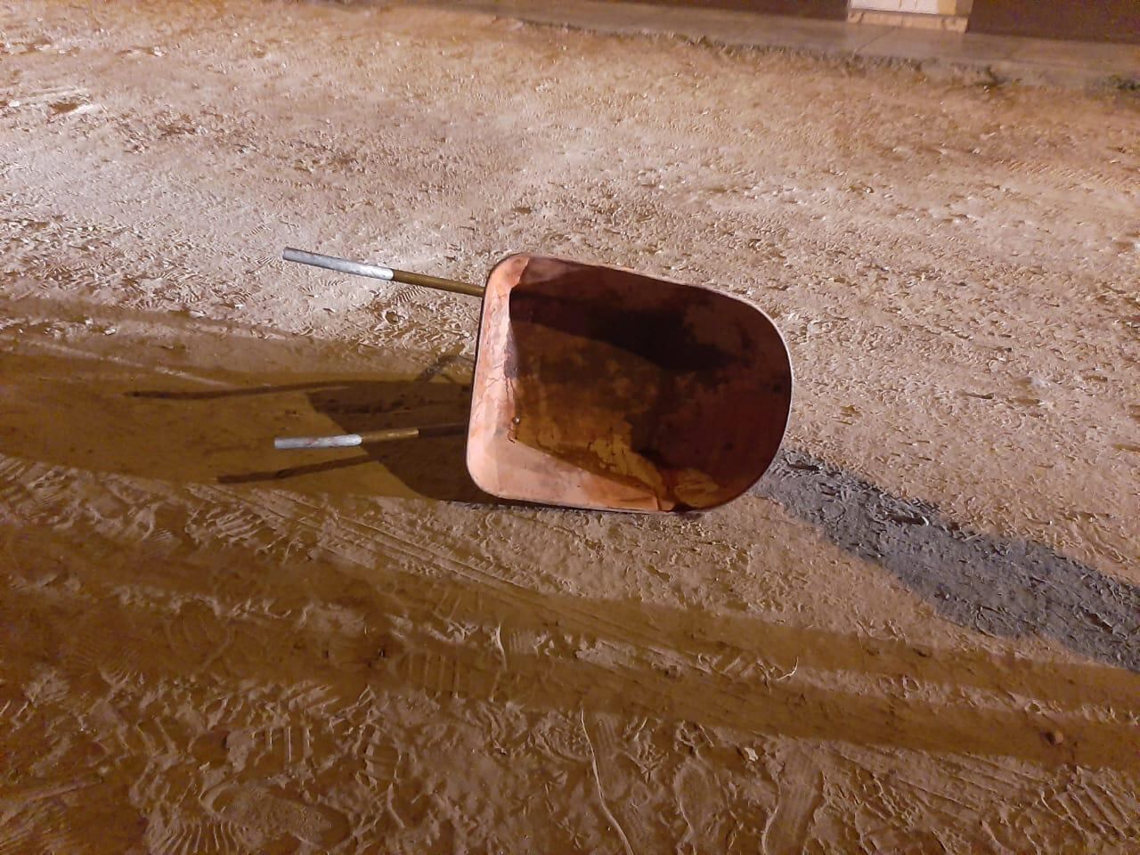 Trujillo. Criminales abandonaron la carretilla en la que trasladaron el cadáver a pocos metros. (GEC)