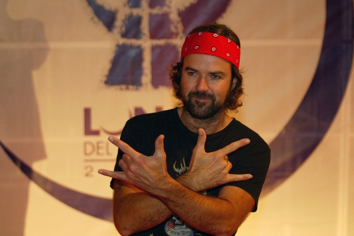 El cantante español Pau Dones de "Jarabe de Palo" posando para los fotógrafos al llegar a una ceremonia de entrega de premios "Lunas del Auditorio" en el Auditorio Nacional de la Ciudad de México el 5 de octubre de 2005 (Foto: Alfredo Estrella / AFP)