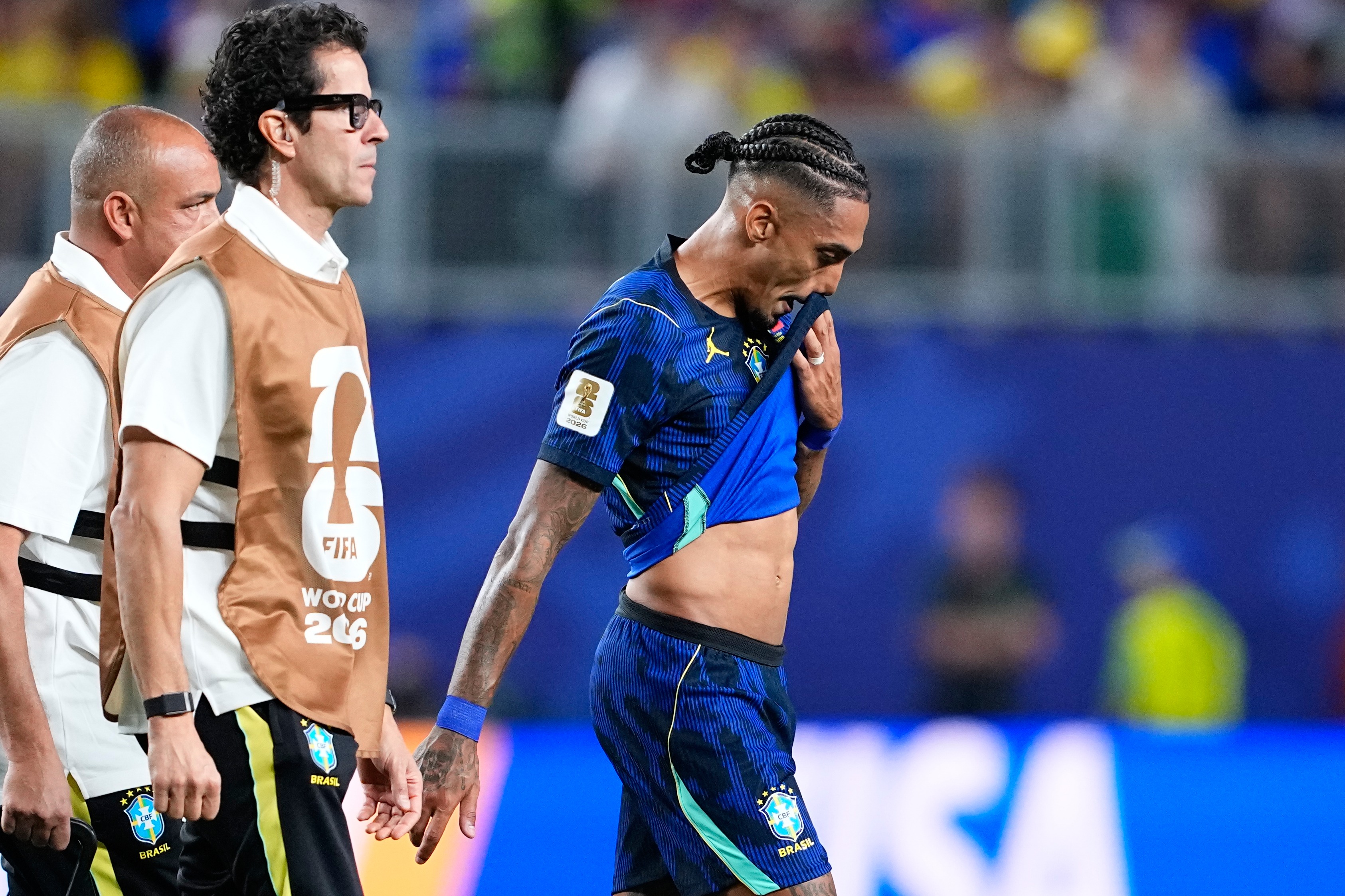 Raphinha podría quedar fuera del Mundial 2026. (AP Photo/Petr David Josek)
