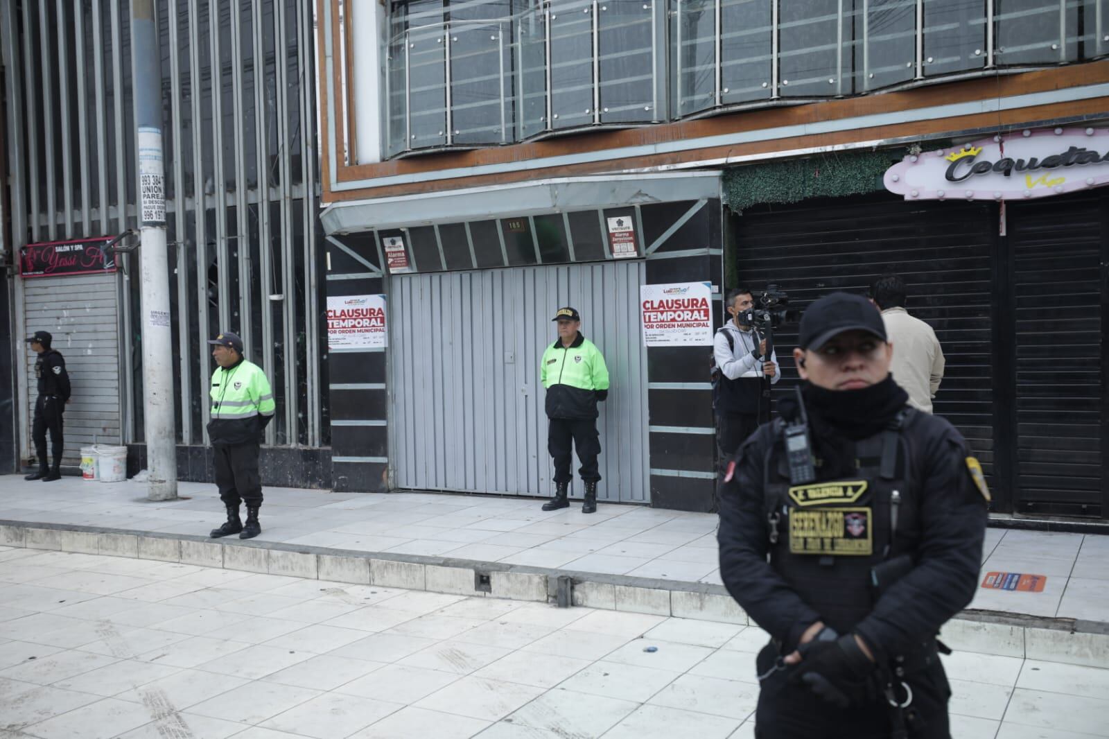 Discoteca Xander's, donde ayer extorsionadores lanzaron una granada y dejo 15 heridos, fue clausurada en San Juan de Lurigancho.
Fotos Britanie Arroyo/ @photo.gec