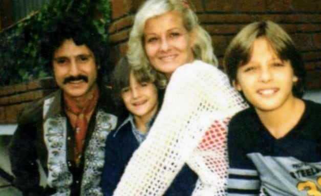 En la foto, Luis Miguel de niño, su hermano y sus padres, Luisito Rey y Marcela Basteri (Foto: Especial)