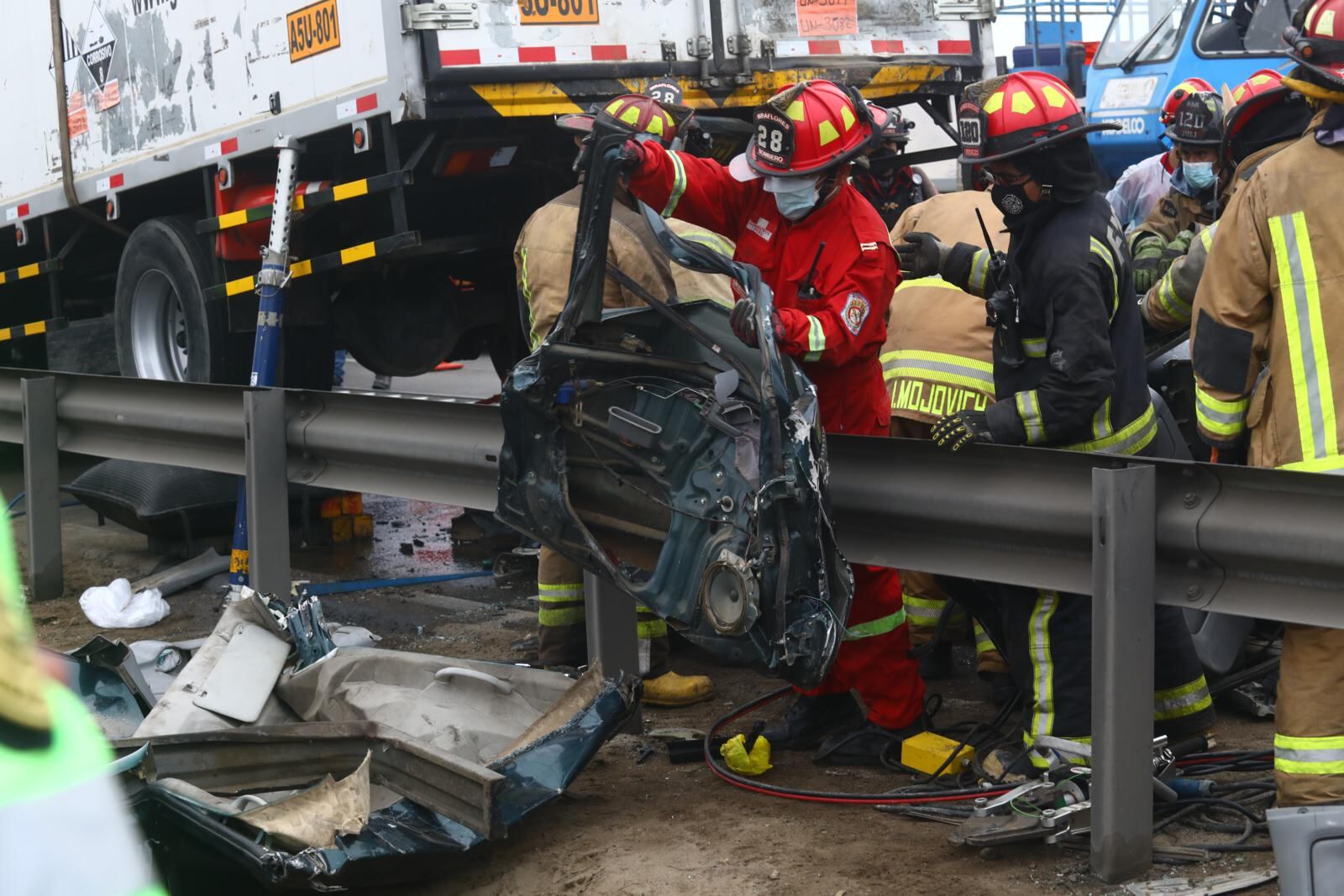 Parte de la carrocería como puerta y techo fueron cortadas por los bomberos. | Foto: Gonzalo Córdova