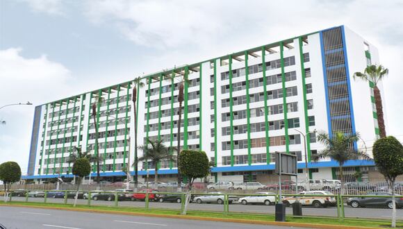 Callao: Unas 14 personas quedaron atrapadas dentro del ascensor del hospital Daniel Alcides Carrión