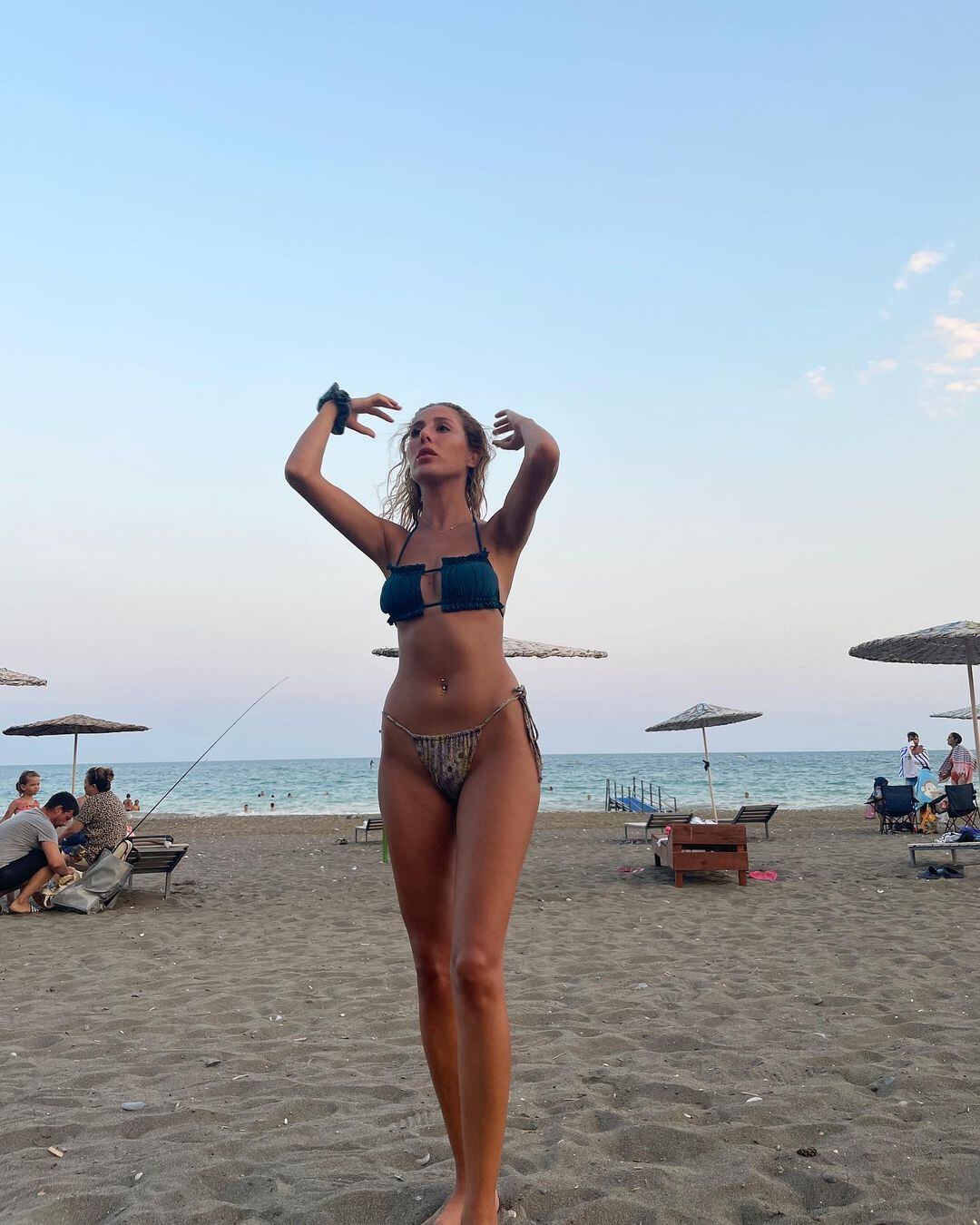 La actriz turca Polen Emre ha sorprendido a sus seguidores en las redes sociales por sus espectaculares fotografías en traje de baño (Foto: Polen Emre/Instagram)