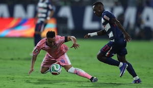 Christian Cueva y Luis Advíncula tienen duelo picante en el Alianza Lima - Juan Pablo II | VIDEO