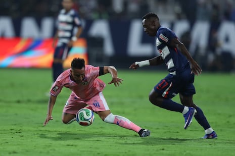 Christian Cueva y Luis Advíncula tienen duelo picante en el Alianza Lima - Juan Pablo II | VIDEO
