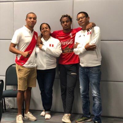 Alex Carrillo y su familia siempre apoyando a André y a la selección peruana. Foto: Twitter Alex Carrillo.