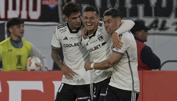 Colo-Colo's forward Lucas Cepeda (C) celebrates with teammates after scoring a goal during the Copa Libertadores group stage first leg football match between Chile's Colo Colo and Paraguay's Cerro Porte�o at the Monumental David Arellano stadium in Santiago on April 3, 2024. (Photo by Rodrigo ARANGUA / AFP)