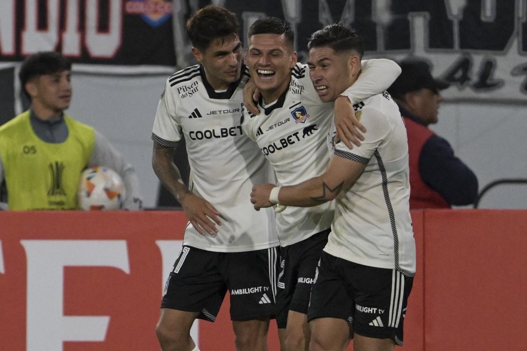 Colo-Colo's forward Lucas Cepeda (C) celebrates with teammates after scoring a goal during the Copa Libertadores group stage first leg football match between Chile's Colo Colo and Paraguay's Cerro Porte�o at the Monumental David Arellano stadium in Santiago on April 3, 2024. (Photo by Rodrigo ARANGUA / AFP)