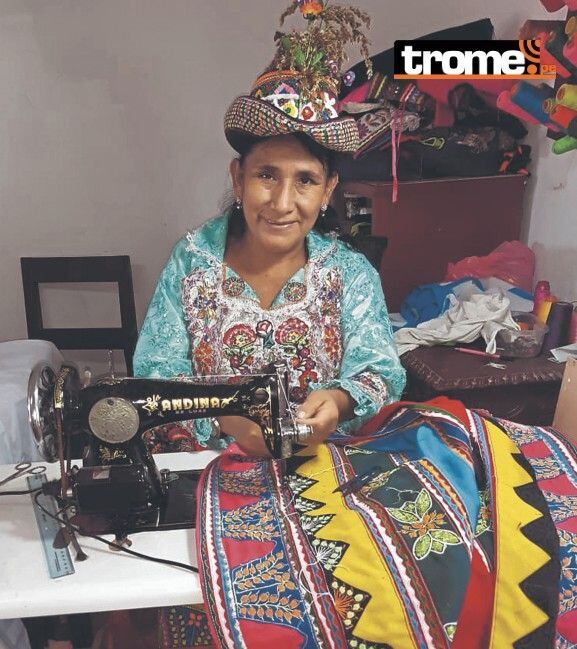 Las mascarillas también son cosidas a pedal, una técnica muy antigua.