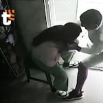 Delicuente empuja y arrastra a joven para quitarle su teléfono