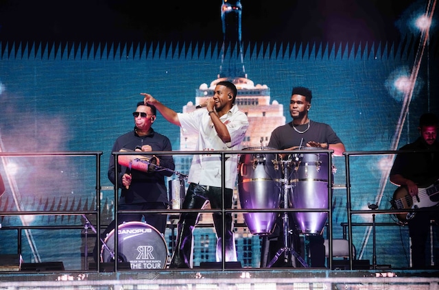 Romeo Santos y Prince Royce hicieron cantar a miles en el Estadio Nacional.