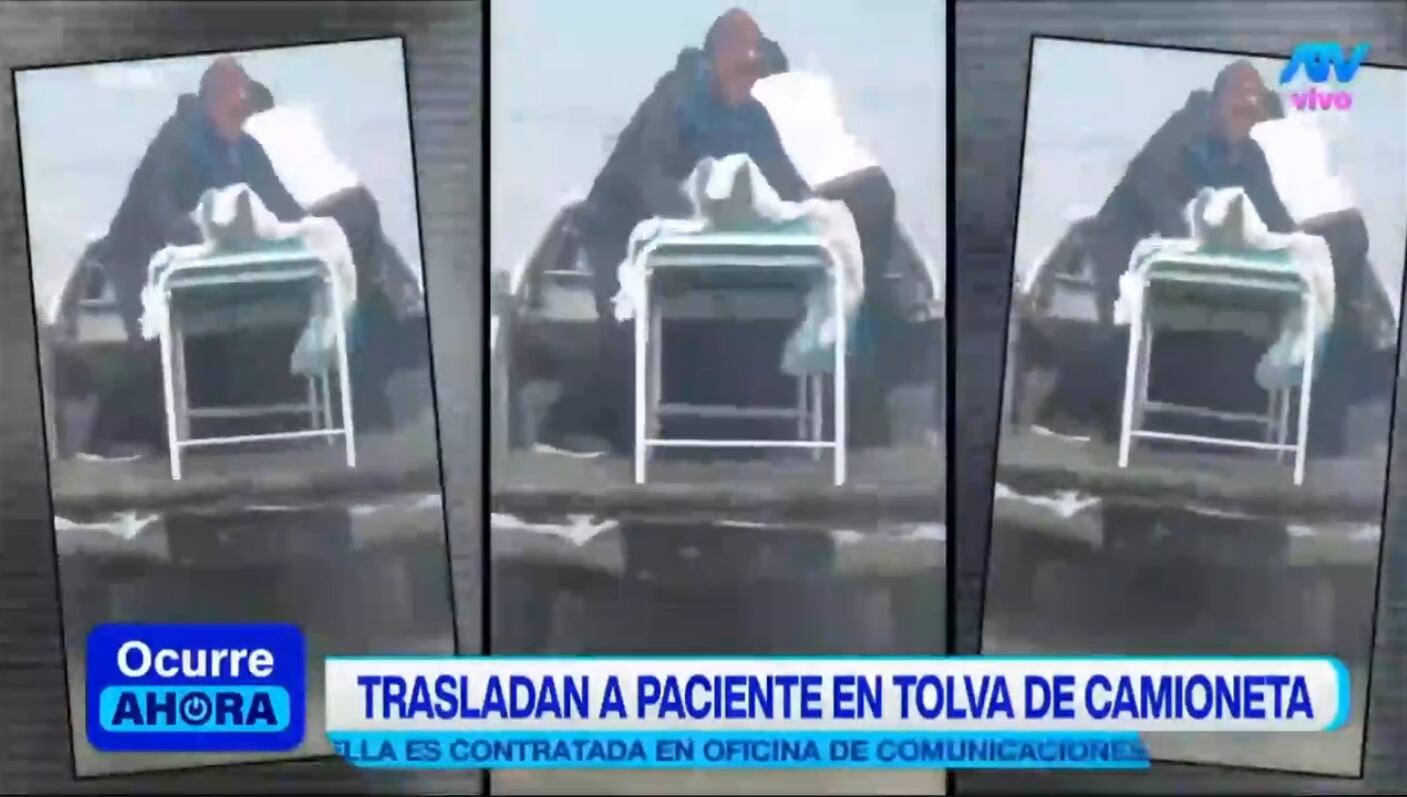Dos hombres arriesgaron su vida sosteniendo una camilla con un paciente en la tolva de una camioneta.