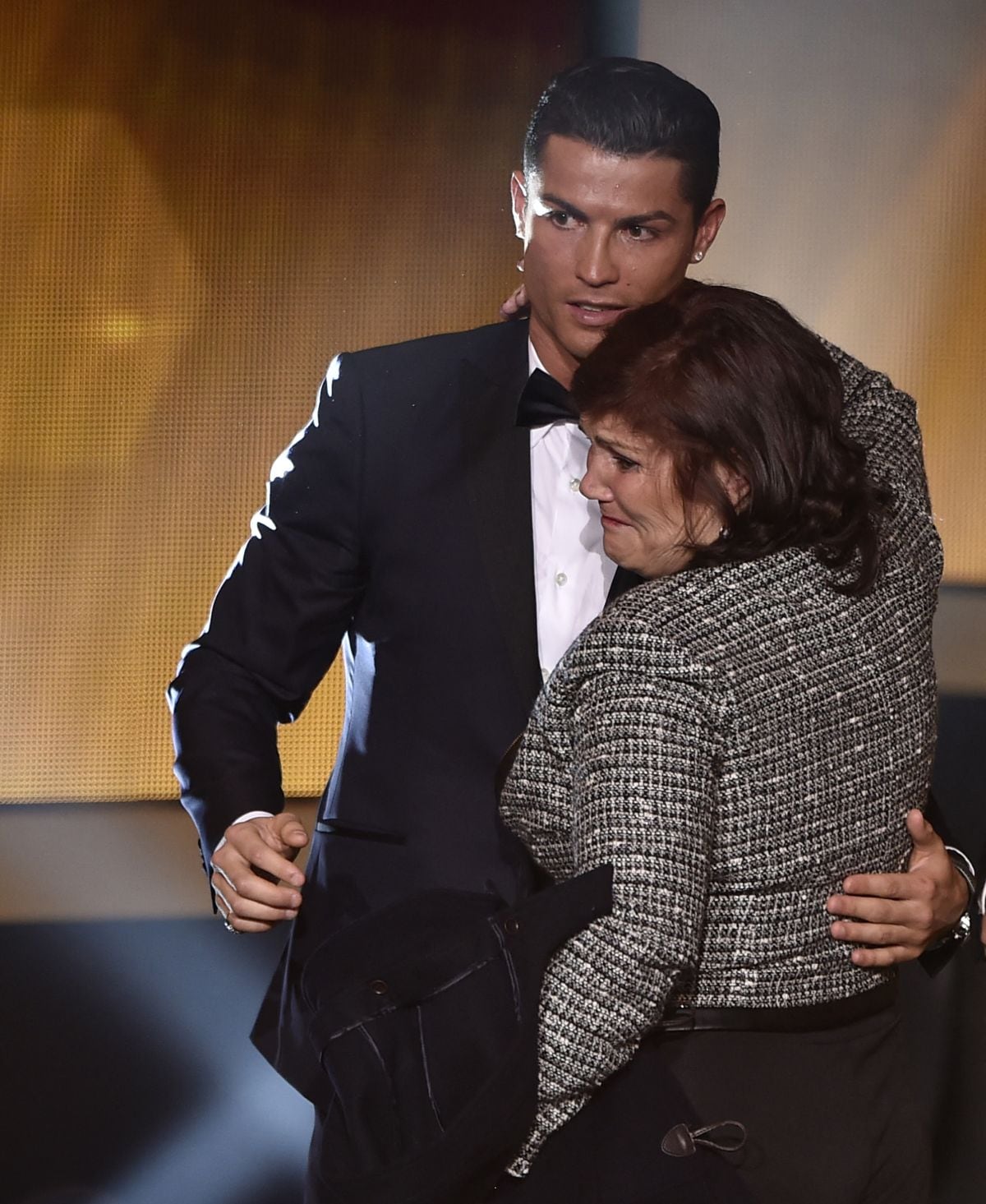 Cristiano Ronaldo abraza a su madre Dolores Aveiro después de recibir la ceremonia de entrega del premio Balón de Oro de la FIFA 2014 en el Kongresshaus de Zúrich el 12 de enero de 2015 (Foto: Fabrice Coffrini / AFP)