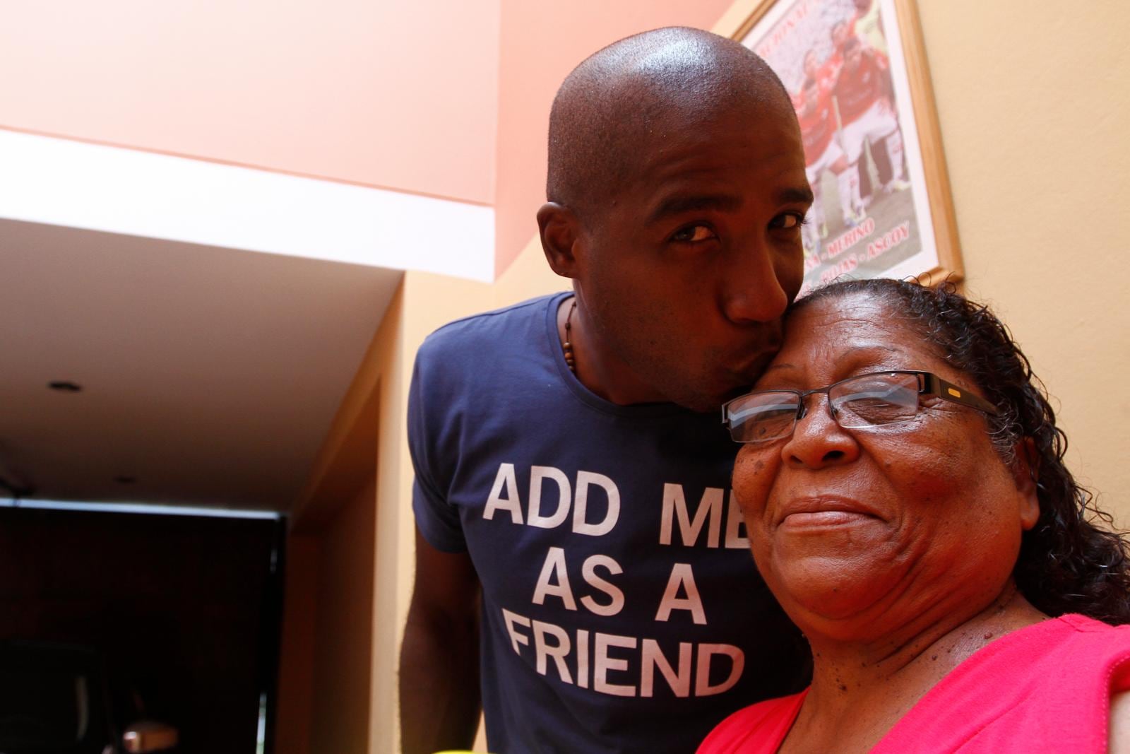 Luis Guadalupe junto a su madre en su nueva casa (Foto: GEC)