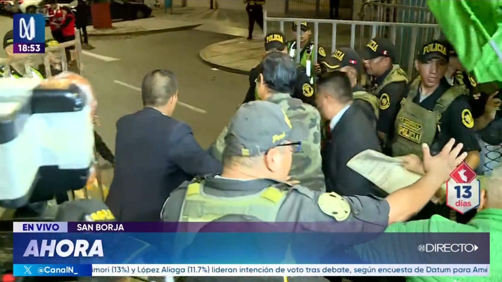 Alex Gonzales cruzó rápidamente las rejas al llegar al centro de convenciones donde se realiza el debate presidencial 2026.