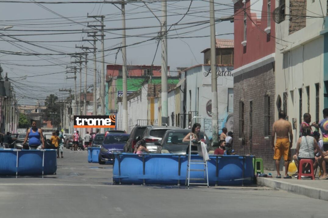 Se divirtieron en las calles refrescándose del calor en piscinas portátiles o inflables. (Foto: Alan Ramírez / Trome)